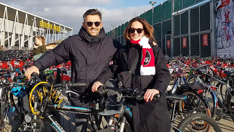 Fahrradfans Anja und Marius radeln zum SCF