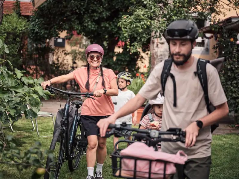 Famile mit Kindern und Fahrrädern im Grünen