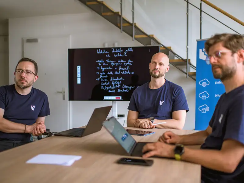 Mitarbeitende der FocusNet GmbH beraten sich bezüglich der Einführung von JobRad® im Büro. Mitarbeitende der FocusNet GmbH beraten sich bezüglich der Einführung von JobRad® im Büro.