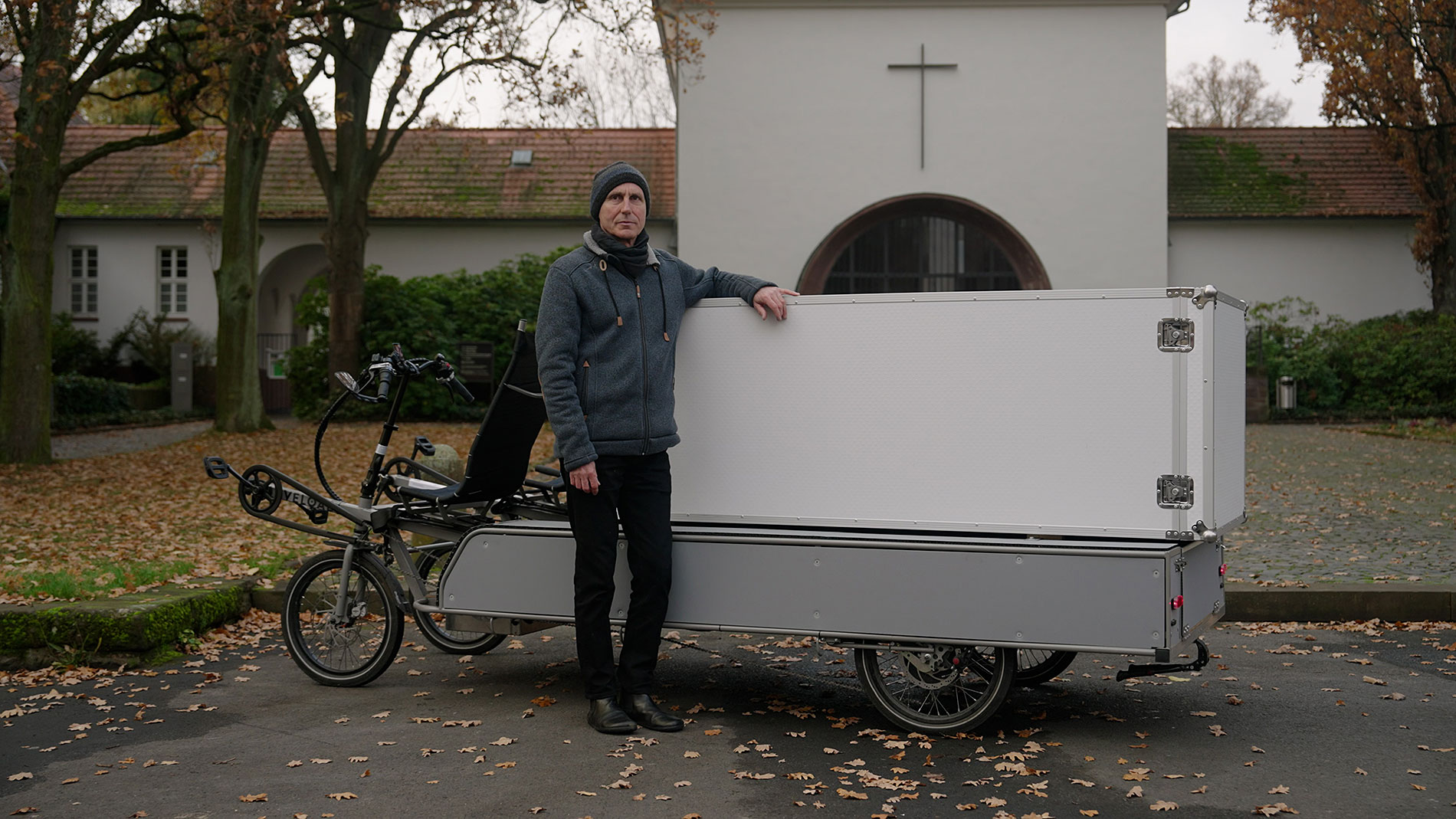 Jürgen Dahlfeld und sein Bestattungsfahrrad vor dem Friedhof Jürgen Dahlfeld und sein Bestattungsfahrrad vor dem Friedhof